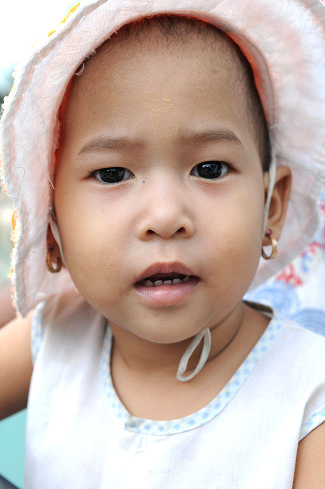 <br />鰐の前で出会ったベイビィー♪<br /><br />とりあえず・・・<br /><br /><br />”いないいないバァーーーー”<br />とかやってみる♪<br /><br /><br />あ・・・ちょっと怯えてる。。。