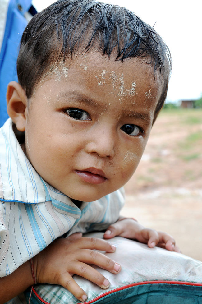 <br />タナカくんかわいぃ〜♪<br /><br />自転車サドルにつかまって。