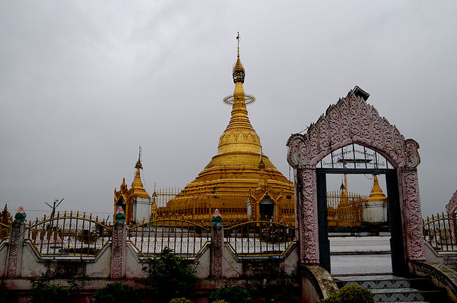 <br /><br />そろそろ・・・寺にも飽きてきたよぉ〜。。。。<br /><br /><br />豪雨のなか・・・裸足でめぐる・・・金色の塔。<br /><br /><br />ジーパンぐしょぐしょ。。。