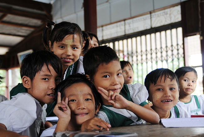 お寺も飽きてきたなぁ〜・・・と思ったら、お寺付属の小学校に連れていってくれました。<br /><br />お寺の学校は庶民の味方とのこと。<br />先生はボランティアなんだそうです。<br /><br />しっかりと手を合わせてきました。<br /><br /><br />お茶目なギャル席。