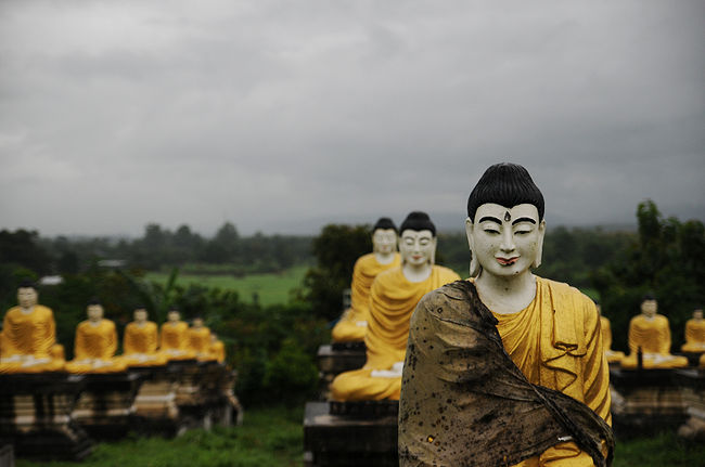 学校の裏には・・・<br /><br />無数の仏像が並んでいた。。。