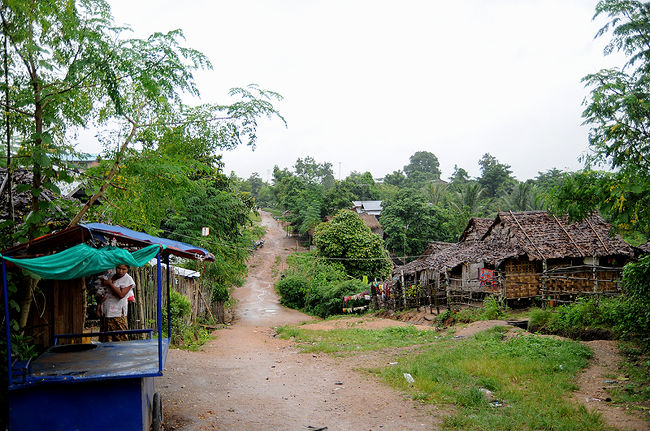 村の道をチャリンコリアカータクシーで激走。<br /><br /><br />お尻・・・痛いよぉ〜。。。