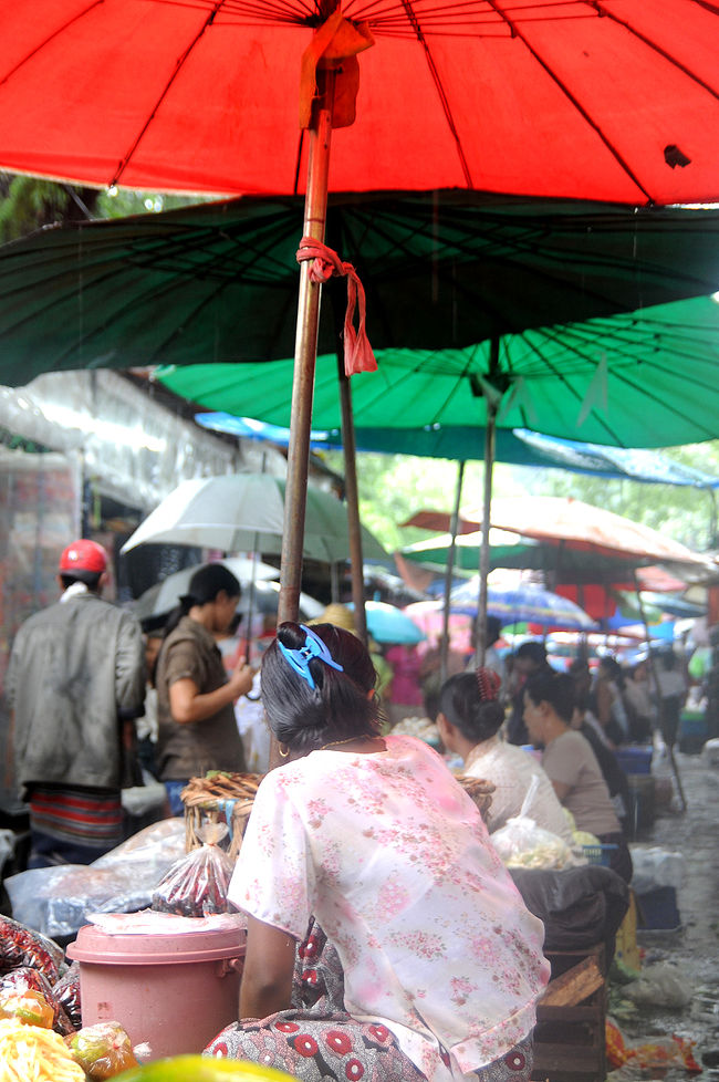 ずら〜〜〜り、露天商がならぶ。<br /><br />みんな女性ばかり。<br /><br />これぞアジア。