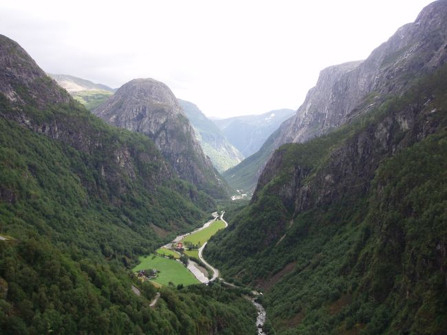 ホテルの庭からは何とこのような渓谷が！まるで絵葉書の世界にいるような。圧倒されました。