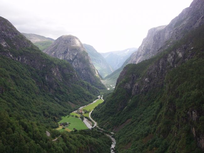 曇っているにもかかわらず凄い景色。グランドキャニオンとは違うが、圧倒されました。