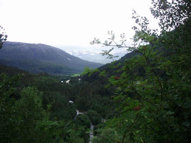 上の写真の右側の方角