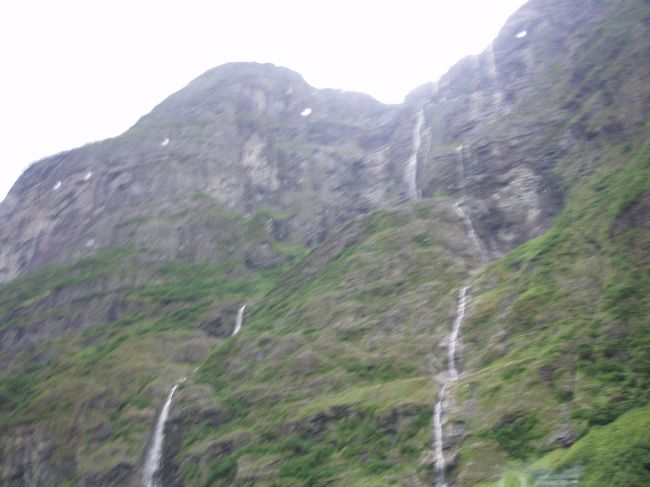 30分弱凄い渓谷を見た後、再び出発。ホテル出発後のバス内から。