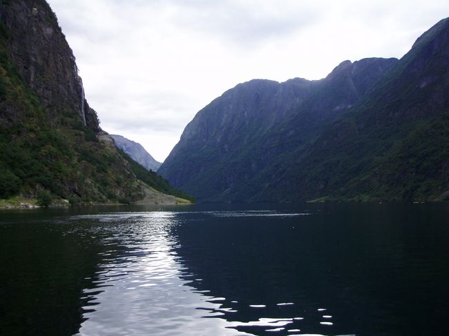 スタルハイムホテルを出発して約25分後の11時30頃、ソグネフィヨルドクルーズの出発点、グドヴァンゲン到着。写真はグドヴァンゲンのフェリー乗り場の景色。これまた入り江と切り立った崖がマッチしていて素晴らしい景色です。