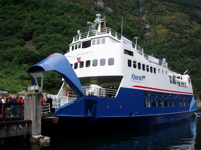 乗船するグルーズ船