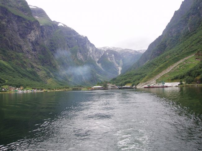 グドヴァンゲン到着後、数分後にはクルージング開始。見ての通り、グドヴァンゲンはおそらく宿がないくらいの小さな村。船上からみるグドヴァンゲンの村や切り立った崖は素晴らしいものがあります。