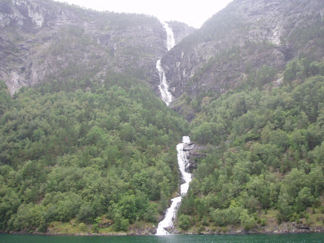 ソグネフィヨルドにもあちこちに滝があります
