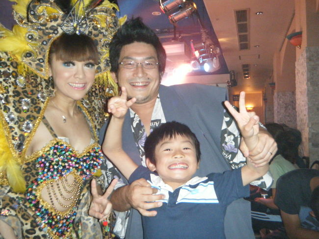 お気に入りの人に、おひねりを渡すと、一緒に写真も撮れます。<br />パパが一番盛り上がっていたかも・・・。<br />