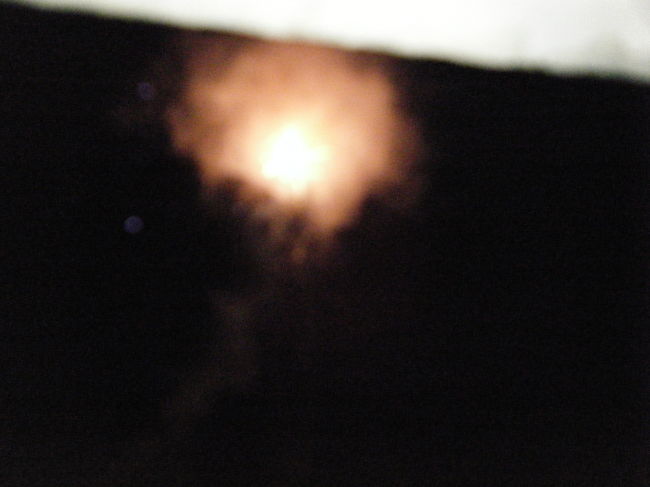 なんとか雨も上がり、このホテルでは9時から花火をあげているようです。<br />すぐ近くであげるため、見上げないといけないので首が疲れました。<br />写真がうまく撮れませんでした。<br /><br />このあとはフットマッサージに行き、温泉も堪能しました。<br />このホテルではルームサービスも充実しているので、夜食にラーメンを食べました。