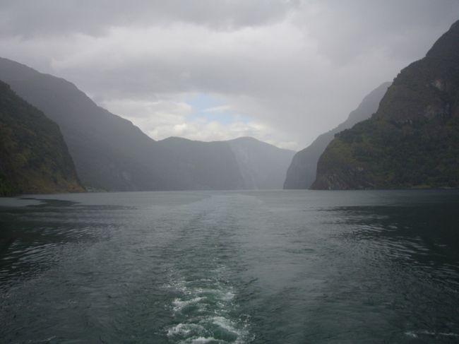 薄暗くて崖が見えにくいが、このシーンも絶景。