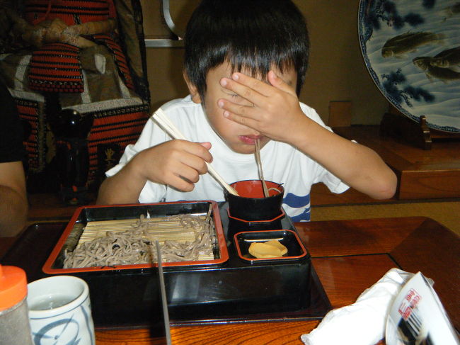 子供はざるそばを食べました。<br />おそばやラーメンなどの麺類が好きなようで、一人前をぺろりと食べちゃいます。