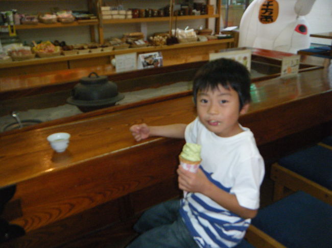 デザートは抹茶のアイスです。<br />子供は、小さい頃から抹茶が大好きで、ケーキよりお饅頭派なのです。３○アイスでも必ず抹茶アイスを食べるほどです。<br /><br />ここのはお茶屋さんの抹茶アイスなので、濃厚でおいしかったです。