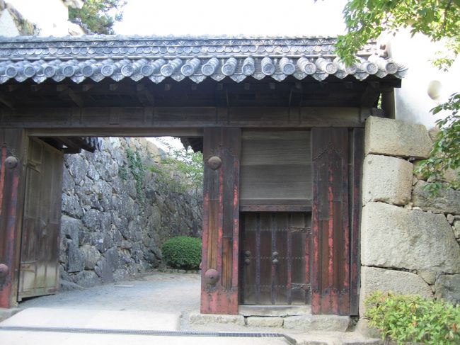 「いの門」をくぐります。<br /><br /><br />次に「ろの門」をくぐります。