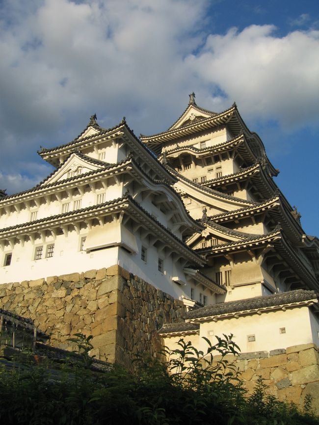 夕日を浴びる姫路城。