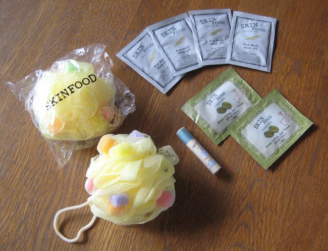 skin foodで買った<br />Shea butter Lip Care Bar Milk for baby　3,900ｗ<br /><br />他は全ておまけの泡立てネットやマスク等のサンプル。