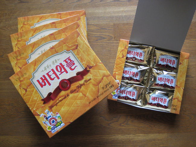 ここから食料編☆<br /><br />ロッテマートで買った<br />CROWNのバターワッフル　3枚×12袋　3,990ｗ<br /><br />これ、バターの風味が強くて美味しいです。<br />あちこちに配るお土産用に購入しました。