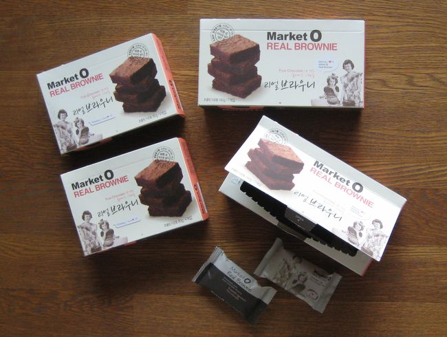 ロッテマートで買った<br />Market OのREAL BROWNIE<br />4個入り　2,400ｗ<br />7個入り　4,200ｗ<br /><br />濃厚なチョコブラウニーで美味。<br />パッケージも高級感があり、お土産にオススメ♪