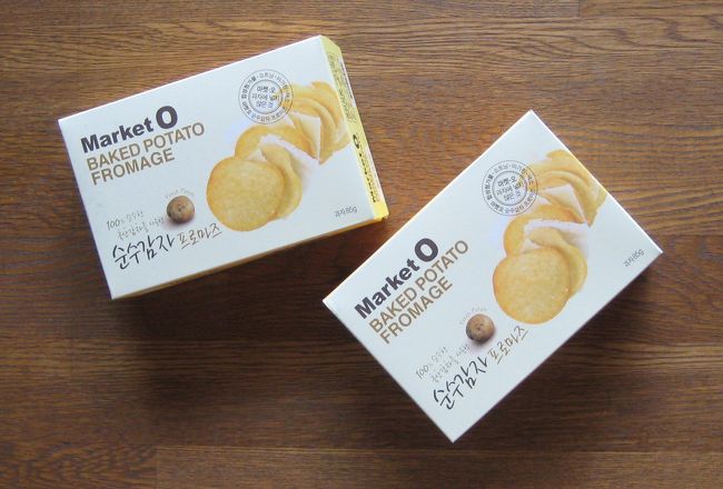 ロッテマートで買った<br />Market OのBAKED POTATO FROMAGE　2,000ｗ<br /><br />ほんのり甘いポテトスナックです。<br /><br /><br />Market Oのお菓子はコンビニでも売っていました☆<br />他にクラッカーもあります。