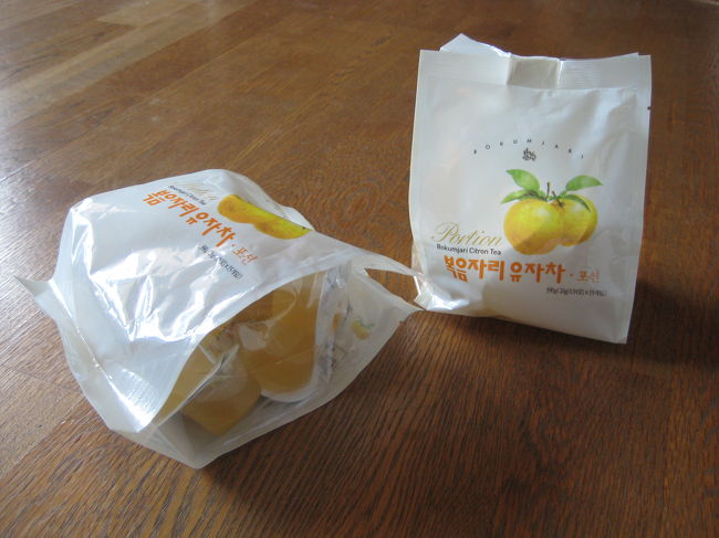 ロッテマートで買った<br />ゆず茶のポーション　15個入り　3,990ｗ<br /><br />お湯で割って飲むと甘味が強く、<br />水で割って飲むとゆずの味が強いです。<br />