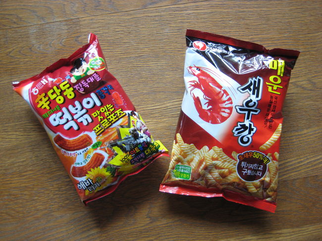 ロッテマートで買った<br />トッポッキスナック　960ｗ<br /><br />ロッテ百貨店で買った<br />辛いえびせん　720ｗ