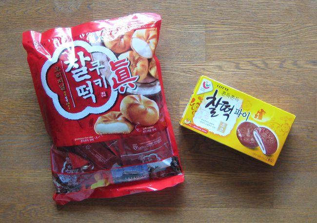 ロッテ百貨店で買った<br />LOTTEの餅チョコパイ　7個入り　2,250ｗ<br /><br />仁川空港内のロッテ免税店で買った<br />CWの眞(餅入りクッキー)　25個入り　8ドル（10,000ｗ位）