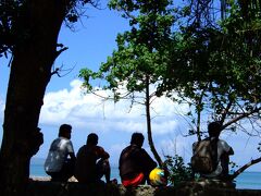 最初に向かったのはパドマHOTELを越えた先にあるビーチ。
充分歩いて行ける距離なので、サーフボードを片手に裸足で歩いている人の姿も多い。
バリの男たちが見つめる先には、真っ青に透き通る空と海、囁く波の音…熱い空気のせいか、ゆるやかで気だるい雰囲気が漂っていた。