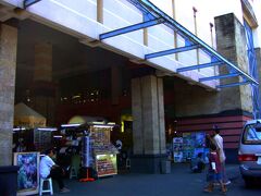 土産購入に便利な、観光客御用達のマタハリデパートをぷらぷら。
１階にスーパーマーケットが入っているので、私の目当てはマンゴスチン購入♪
