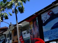 マタハリデパートの目と鼻の先にあるのが、様々なブランドが並ぶクタ・スクエア。
