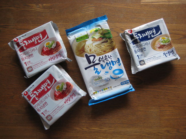 ロッテマートで買った<br />冷麺　970ｗ　（真ん中のもの）<br /><br />コンビニで買った<br />冷麺　1,400ｗ