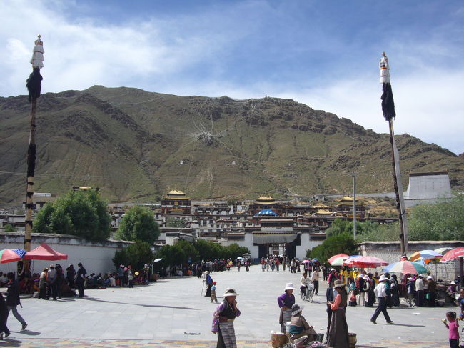 <br />前日のタシルンポ寺の前の様子<br /><br /><br />右中央、注目♪<br /><br /><br />次の写真へ→<br /><br />