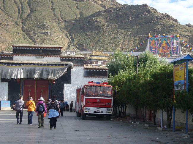 <br />２日目のタシルンポ寺<br /><br />　<br />偶然にもタンカフェスティバルに♪<br /><br />昨日白かった壁にタンカが<br /><br /><br />みんな朝から呑んでました♪<br /><br />