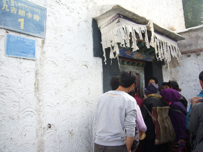 <br />お祭りのときは正面出入口封鎖で、その横の入口に地元民押し寄せる<br /><br />外人はチケット見せたら入れる<br />ゴタゴタしながら<br /><br />