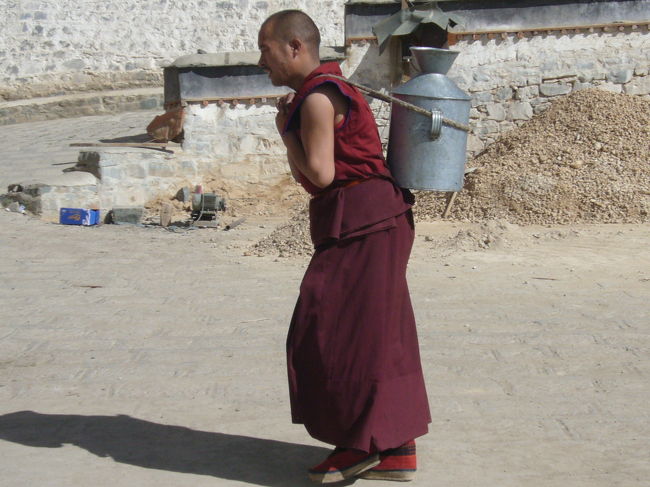 <br />神に供えた水を入れ替えするみたいで、どこに持って行ってるかはわからんかったけど、何往復もしていた