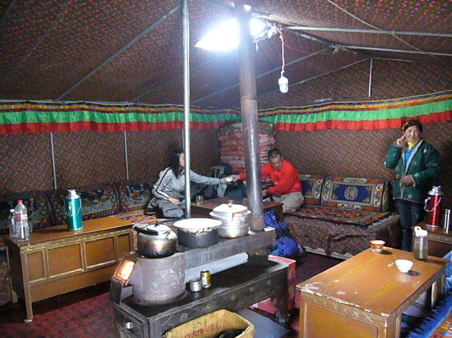 <br />チョモランマＢＣ着！！<br /><br />やっぱり山、さむーい<br /><br /><br /><br />２泊目のテント：　４０元<br /><br />