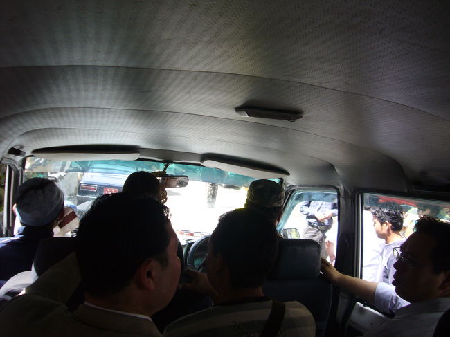 <br />ＮＥＰＡＬ！！！！！<br /><br /><br />橋がボーダーぽかった<br />ＮＯ　写真なのが残念・・・<br /><br />ネパール側の国境　コダリ　→　カトマンズ<br />乗り合いバン：　７５０Ｒｓ<br />