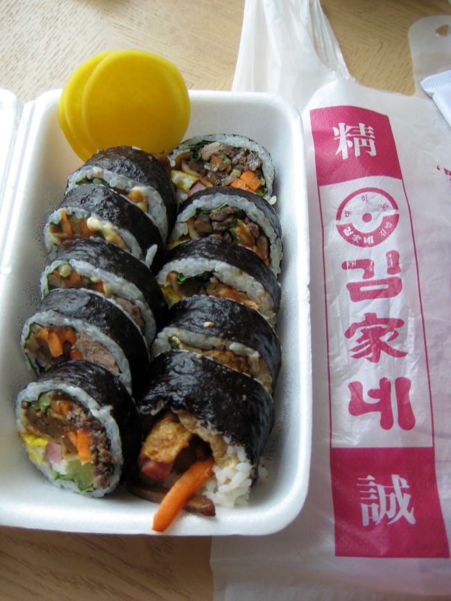 朝は少しゆっくりめに７時半に起きました。<br /><br />朝ごはんは昨日買っておいたキムガネのキンパッ。<br /><br />具がたっぷり〜♪<br />牛肉、ツナ、チーズ、油揚げ、卵、ハム、<br />ほうれん草、人参、たくあん、キムチ・・・<br />と、いろいろな種類の具がずらして巻かれてるので、<br />食べる所によって味が違います。<br />すごく美味しい〜☆☆