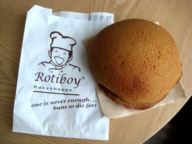Rotiboyもいただきます☆<br /><br />焼き立てじゃなくても美味しい〜♪<br /><br />コーヒー味の甘いパンとしょっぱいバターの<br />ハーモニーが絶妙♪♪