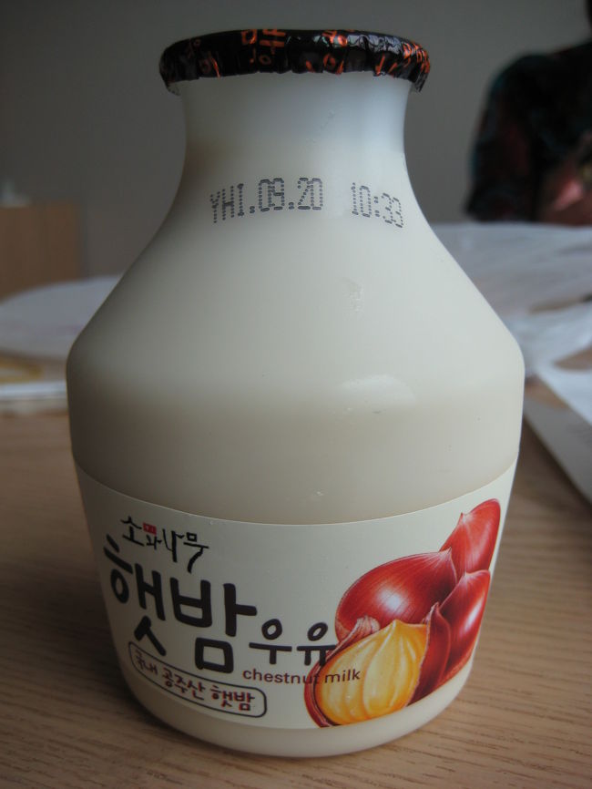 飲み物はコンビニで買った栗牛乳1,000ｗ。<br /><br />これも栗の味がしっかりしていて美味♪<br /><br /><br />朝ごはんを済ませたら、市庁駅から地下鉄に乗り、<br />景福宮へ向かいます。