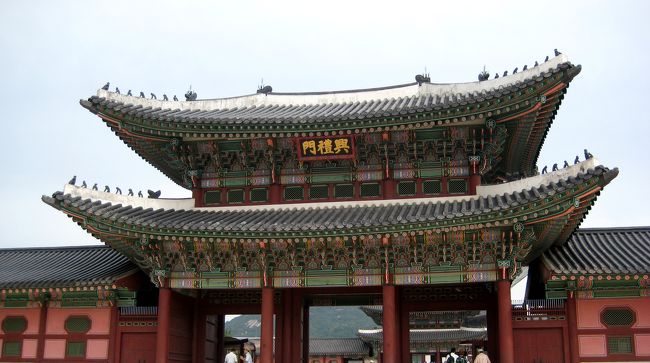 乙支路３街で地下鉄３号線に乗り換え、<br />ホテルから30分もかからず景福宮に到着☆<br /><br />景福宮は1395年に創建された李氏朝鮮の王宮。<br />ソウル市内にある五大王宮の中で最も規模が大きく、<br />数多くの文化財があります。<br /><br />敷地内には国立古宮博物館と国立民俗博物館もあります。