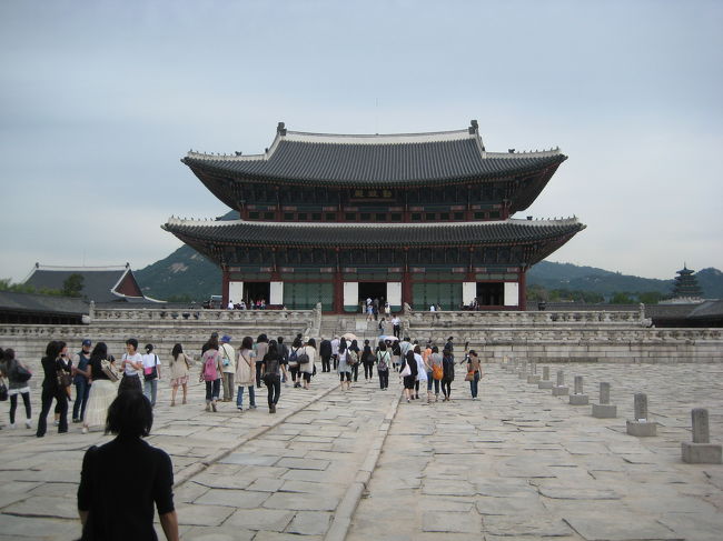 次は興礼門、勤政門をくぐり、勤政殿へ。<br /><br />勤政殿前に敷かれている花崗岩はガタガタで、<br />つまづきやすく歩きにくいです。<br />これは日光による眩しさを減らすために、<br />わざと荒く削ってあるのだそうです。<br /><br />真ん中の周囲より少し高い道は王が通る御道で、<br />その両脇に臣下たちが品階石に従って<br />階級別に並んだそうです。<br /><br />