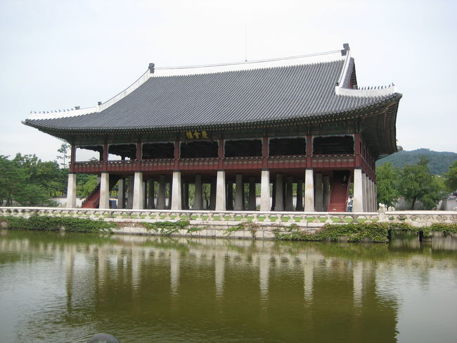 王が宴会を開いたり外国使臣を応待した慶会楼。<br /><br />仁王山と宮廷の景観を鑑賞したり、<br />池に船を浮かべて舟遊びをしていたそうです。