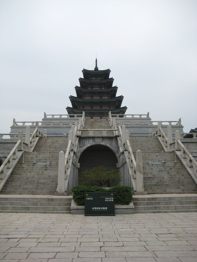 国立民族博物館の上には五重塔があります。