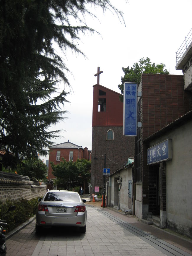 景福宮を後にし、北村をぶらぶら歩き、<br />韓屋やお店を見ながら、<br />お昼ごはんを食べに向かいます。