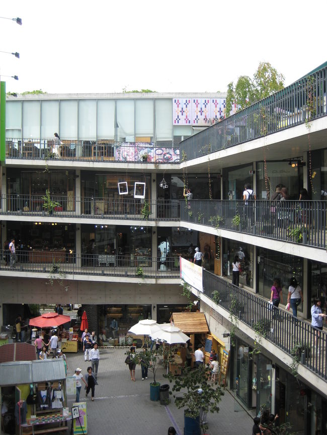 お腹いっぱいになったご飯の後は仁寺洞散策★<br /><br />仁寺洞にはギャラリーや飲食店、<br />伝統雑貨、お土産を扱うお店が多く並んでいます。<br /><br />サムジキルには雑貨や服、カフェなど<br />おしゃれないろんなお店が入っています。<br />