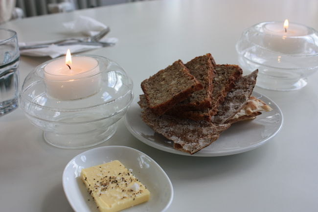 王宮のお土産やさんのとなりのカフェでランチを食べる。<br />ここは北欧ショックを受けた場所。<br />雰囲気もいいし、食事もおいしい。（北欧の旅行でいちばんおいしかった）<br />カフェの内装はすべて白。壁紙もテーブルもイスも、お皿も。差し色は淡いピンク。キャンドルやゼラニウムの淡いピンクがかなり生える。<br /><br />