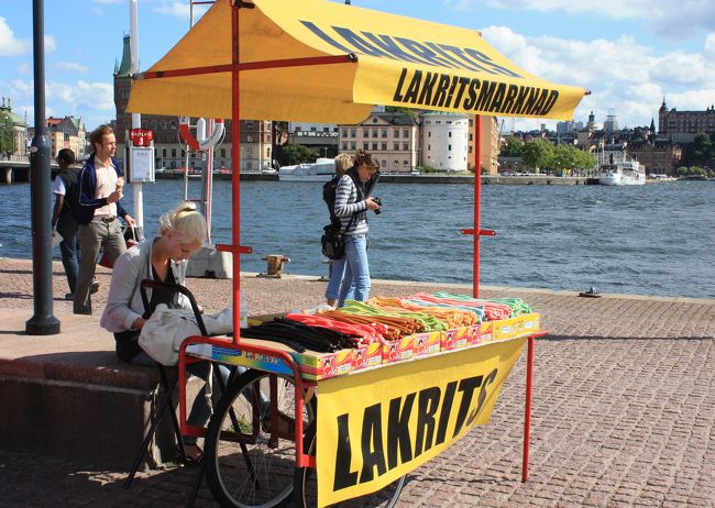 市庁舎からガラムスタンへ向かって歩く。<br /><br />色とりどりのグミを売る、読書に夢中な美女。